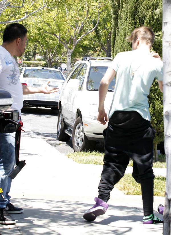 Justin Bieber Selena Gomez Attack Photographer Calabasas