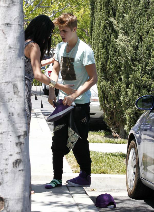 Justin Bieber Selena Gomez Attack Photographer Calabasas