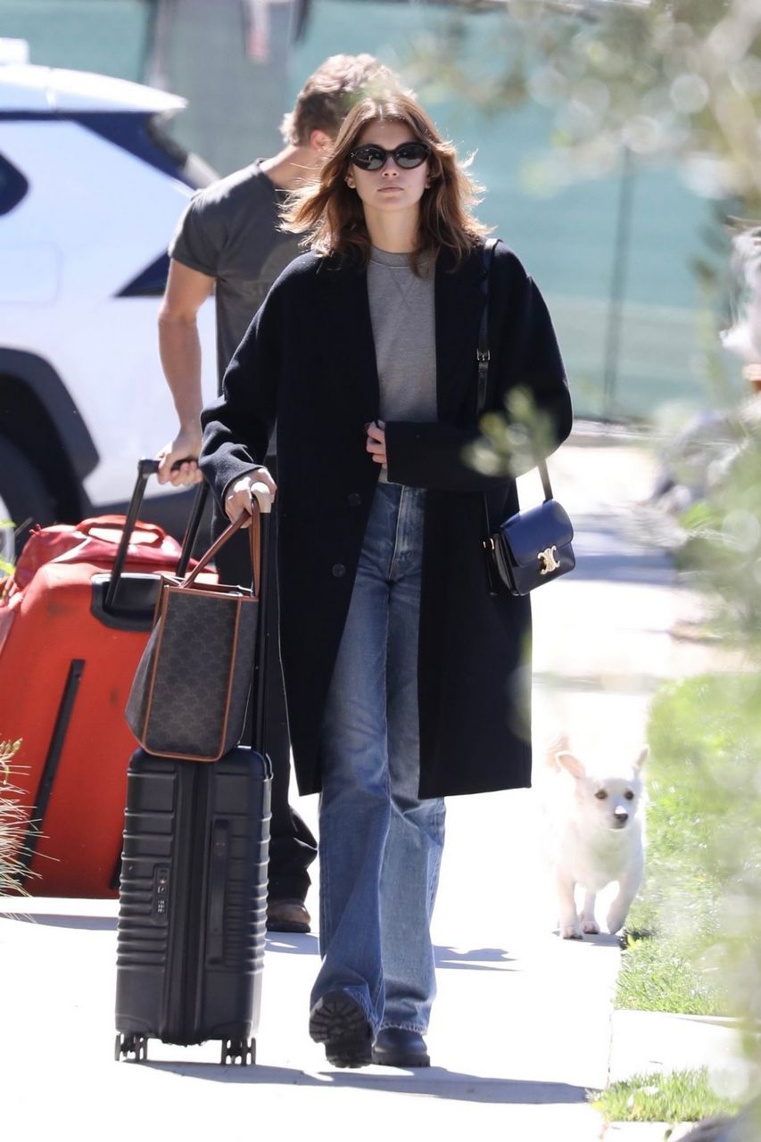 Kaia Gerber And Austin Butler Carrying Their Luggage Out Studio City