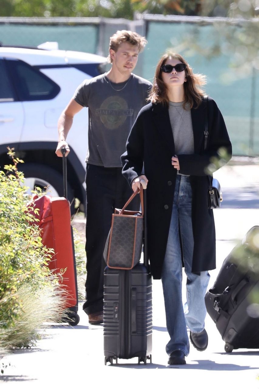 Kaia Gerber And Austin Butler Carrying Their Luggage Out Studio City