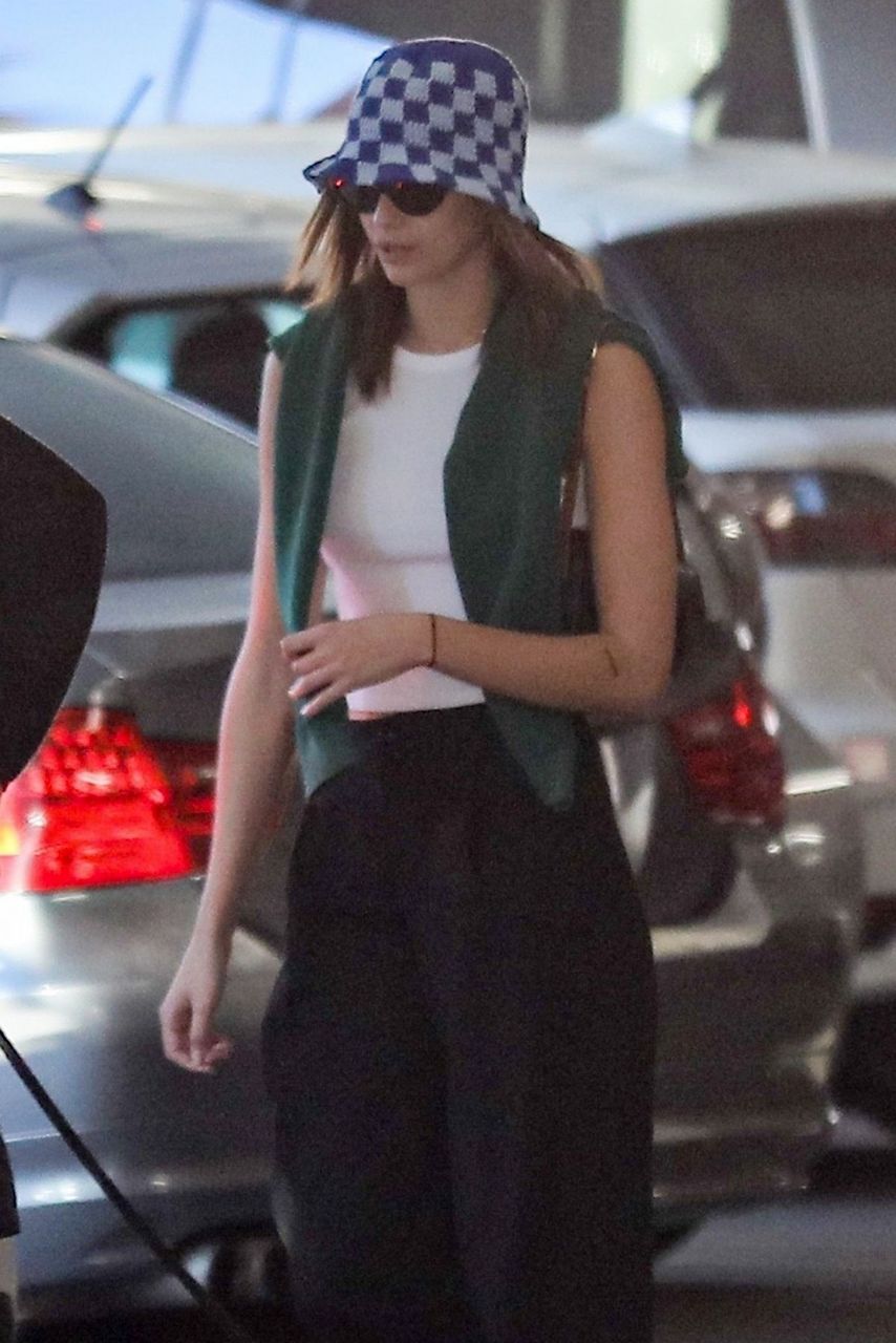Kaia Gerber Out For Coffee With Friends Alfred Coffee Beverly Hills