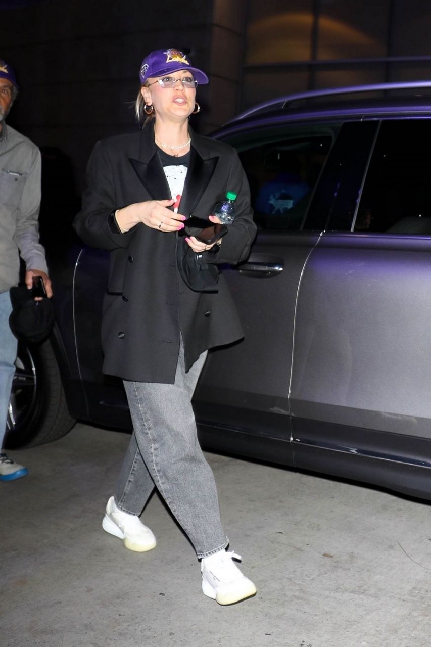 Kaley Cuoco Leaves Lakers Vs Wizards Game Crypto Com Arena Los Angeles