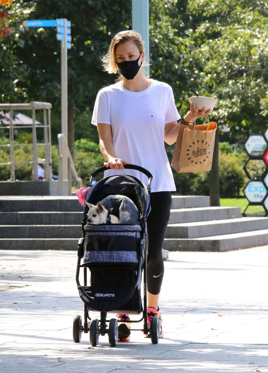 Kaley Cuoco Out For Lunch New York