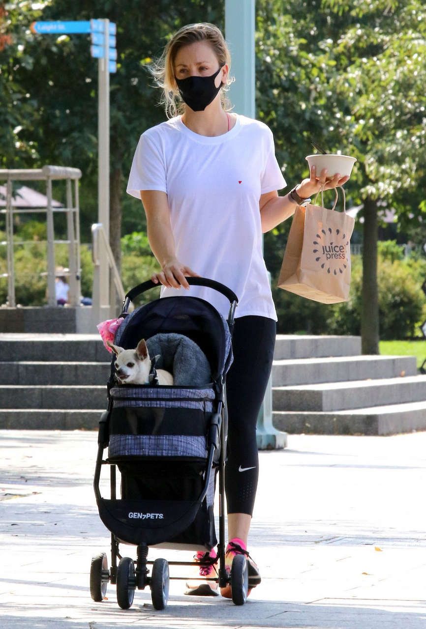 Kaley Cuoco Out For Lunch New York