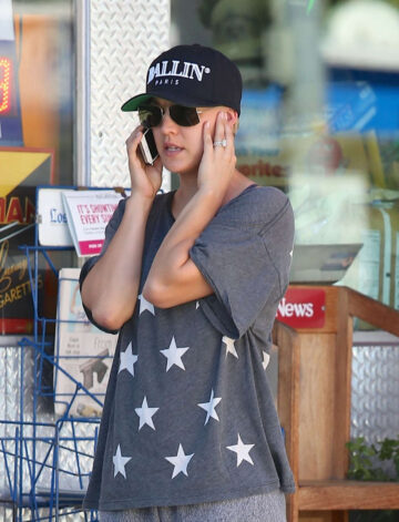 Kaley Cuoco Out For Lunch Sherman Oaks