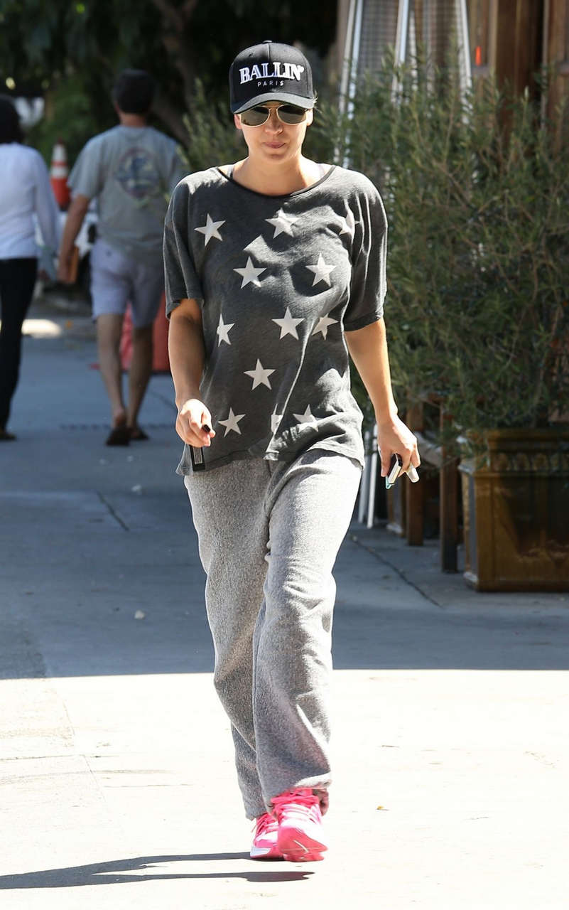 Kaley Cuoco Out For Lunch Sherman Oaks