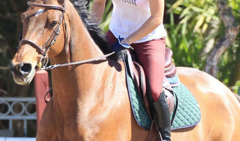Kaley Cuoco Riding Her Horse Moorpark (21 photos)