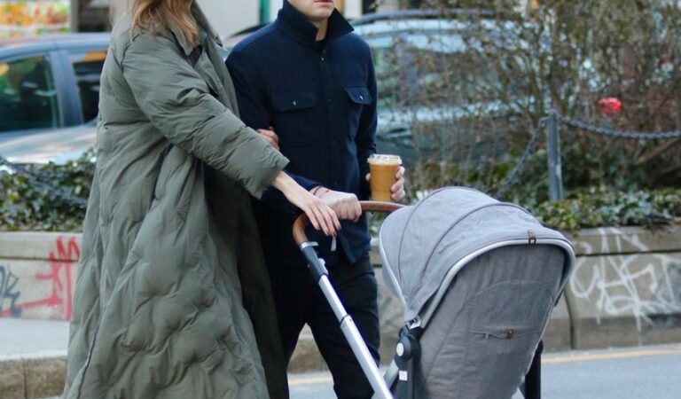 Karlie Karlie Kloss And Joshua Kushner Out With Their Baby New York (7 photos)