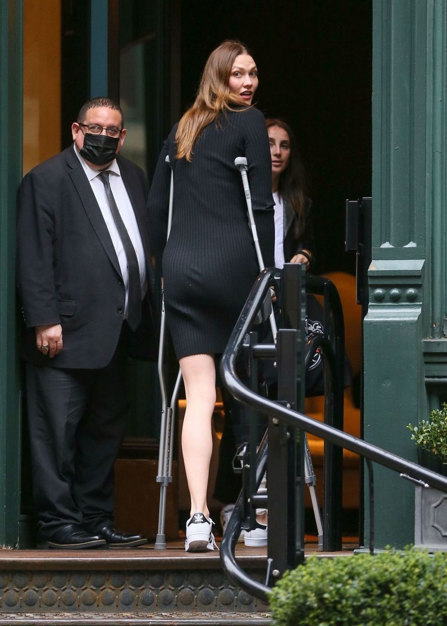 Karlie Kloss Arrives Her Apartment New York