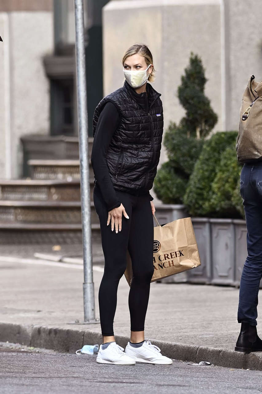 Karlie Kloss Arrives Her Home New York