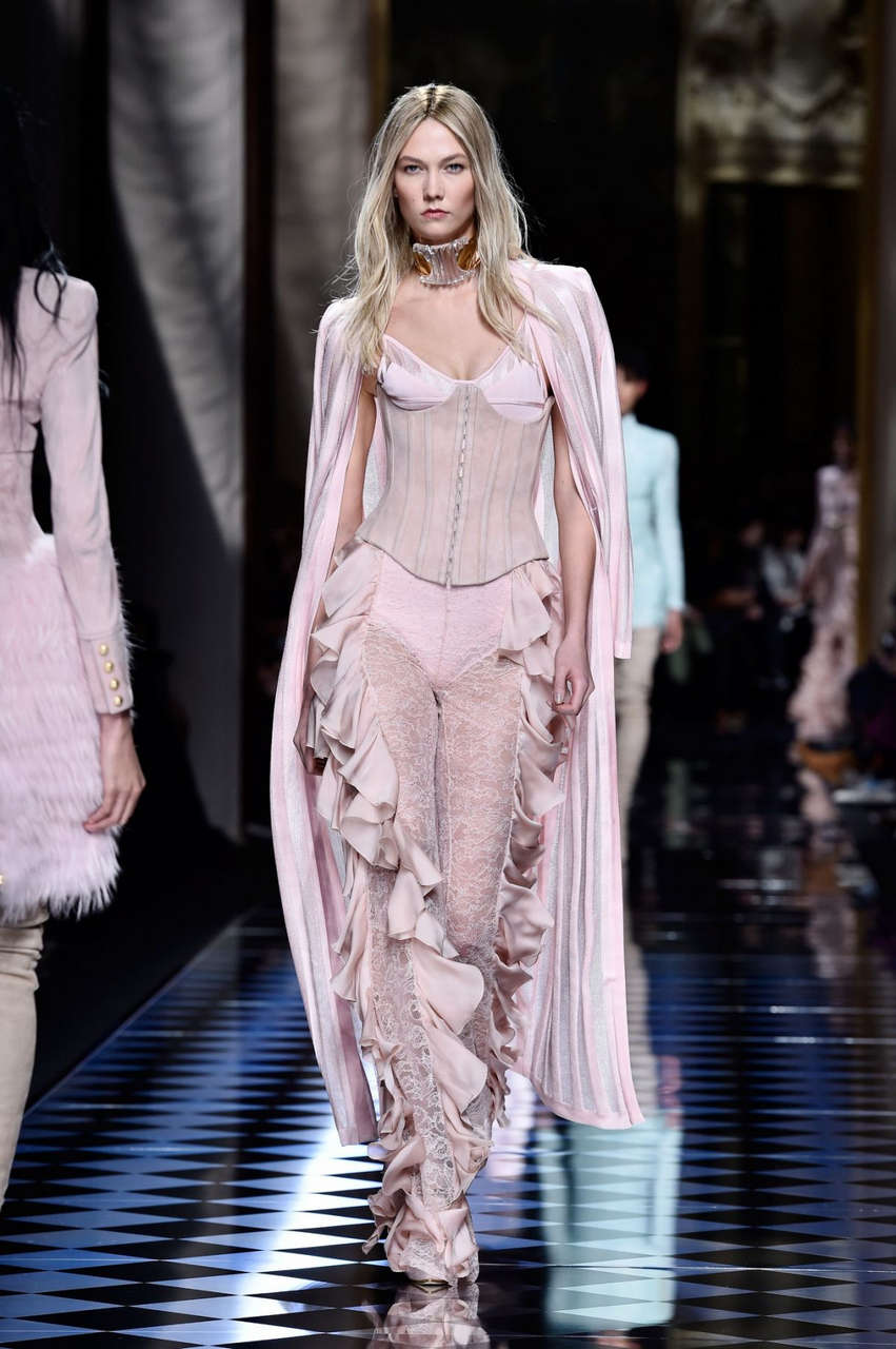Karlie Kloss Balmani Fashion Show Paris