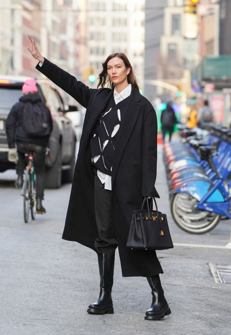 Karlie Kloss Hailing Taxi Out New York