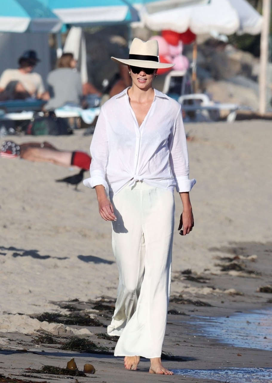 Karlie Kloss Out Beach Santa Monica