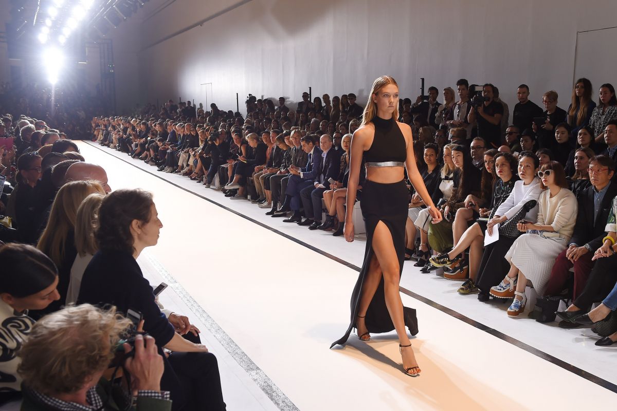 Karlie Kloss Runway Mugler Fashion Show Paris