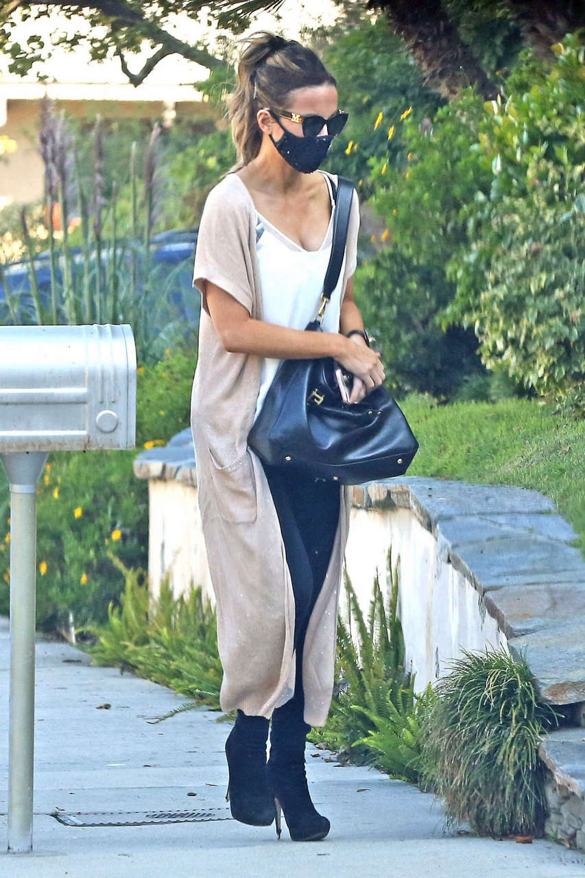 Kate Beckinsale Goody Grace Out Los Angeles