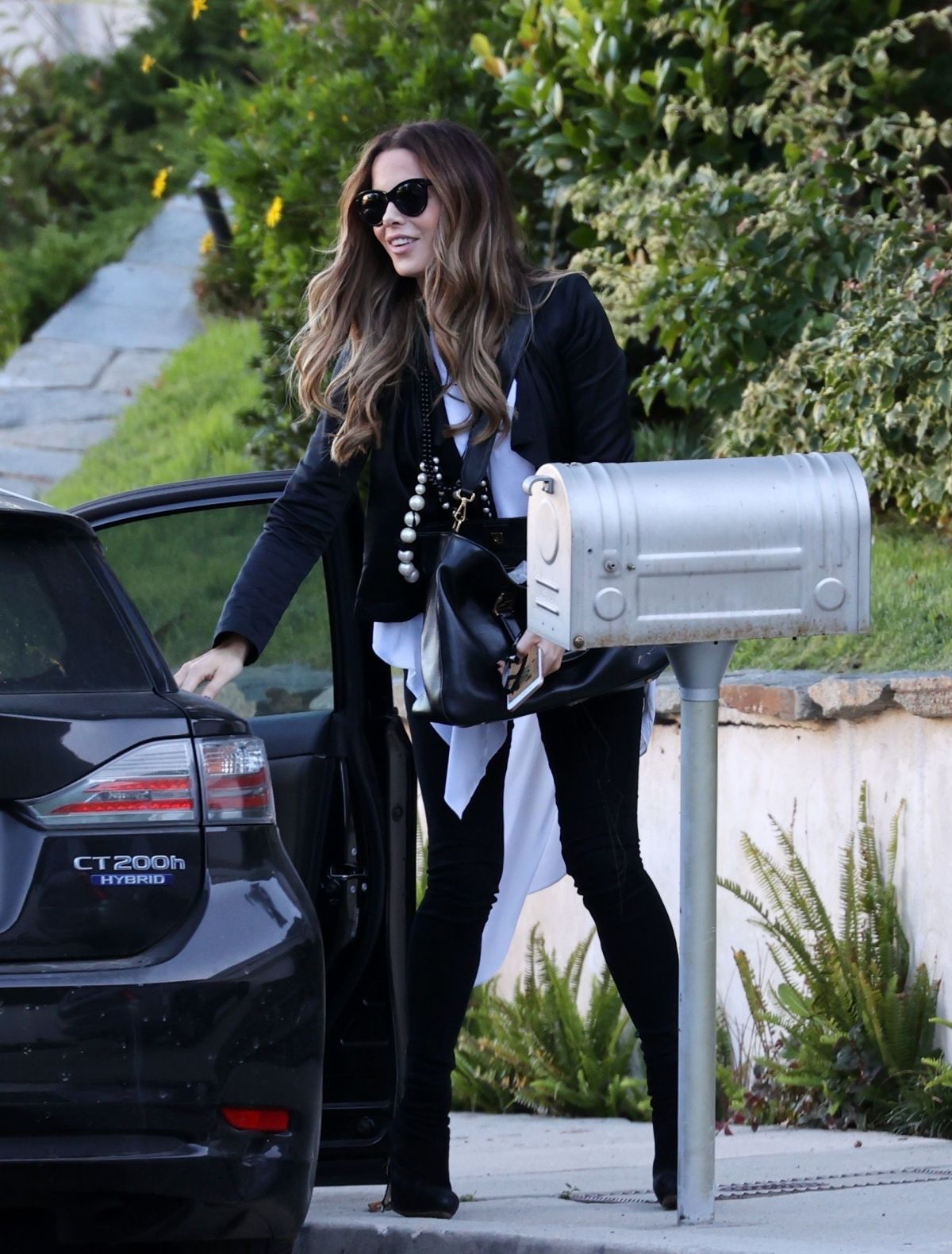 Kate Beckinsale Goody Grace Out Pacific Palisades