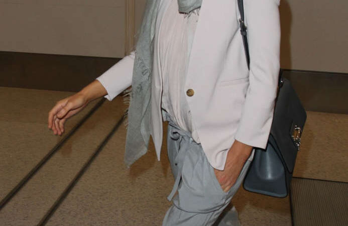 Kate Beckinsale Lax Airport (6 photos)