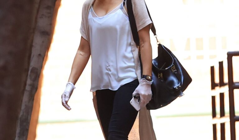 Kate Beckinsale Leaves Medical Building Los Angeles (7 photos)