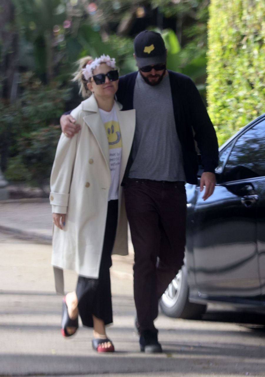 Kate Hudson And Danny Fujikawa Out For Morning Walk Los Angeles