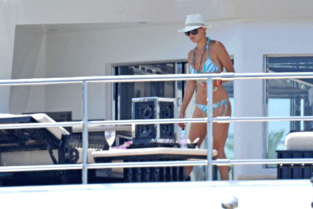Kate Hudson Bikini Yacht St Tropez