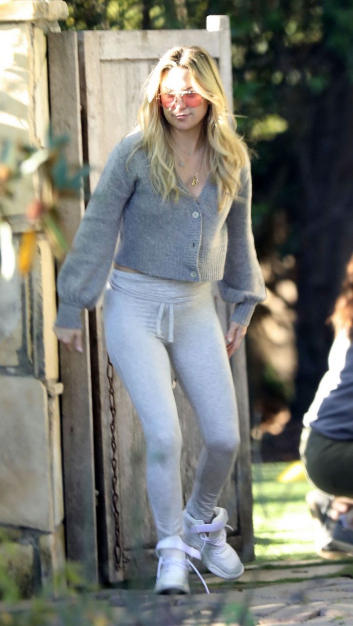 Kate Hudson Out Cropped Sweater And Leggings Los Angeles