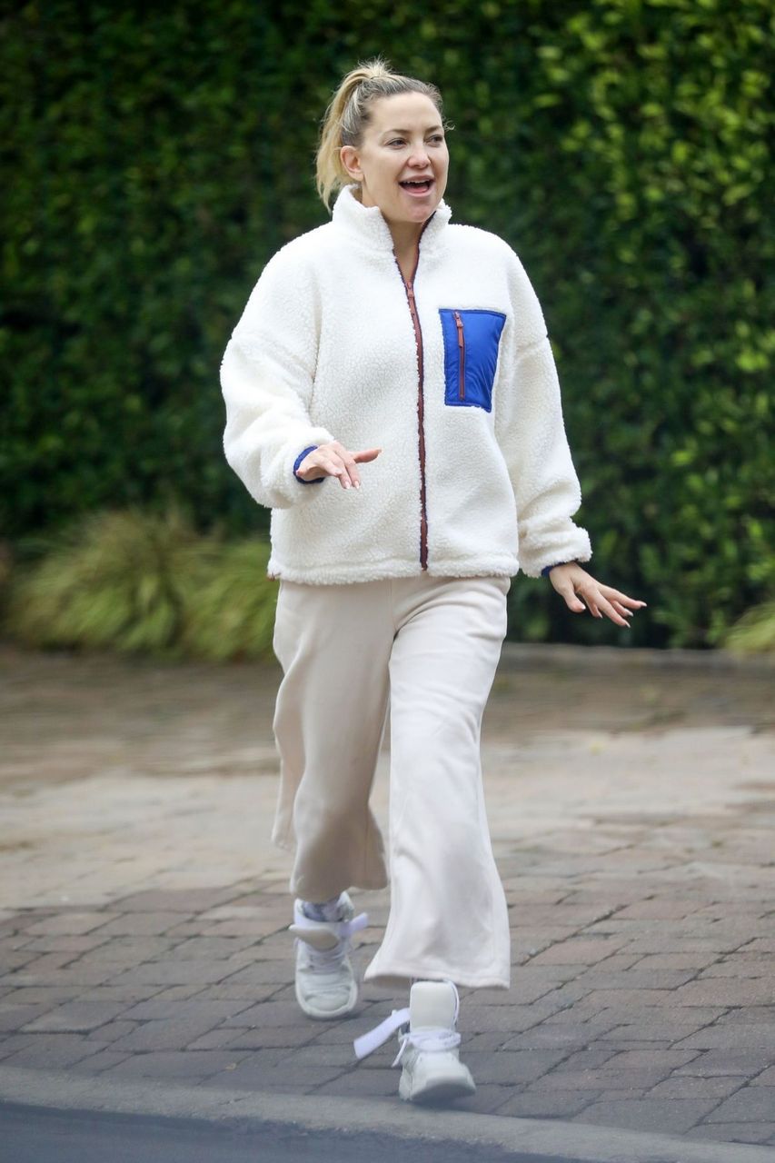 Kate Hudson Out For Morning Walk Los Angeles