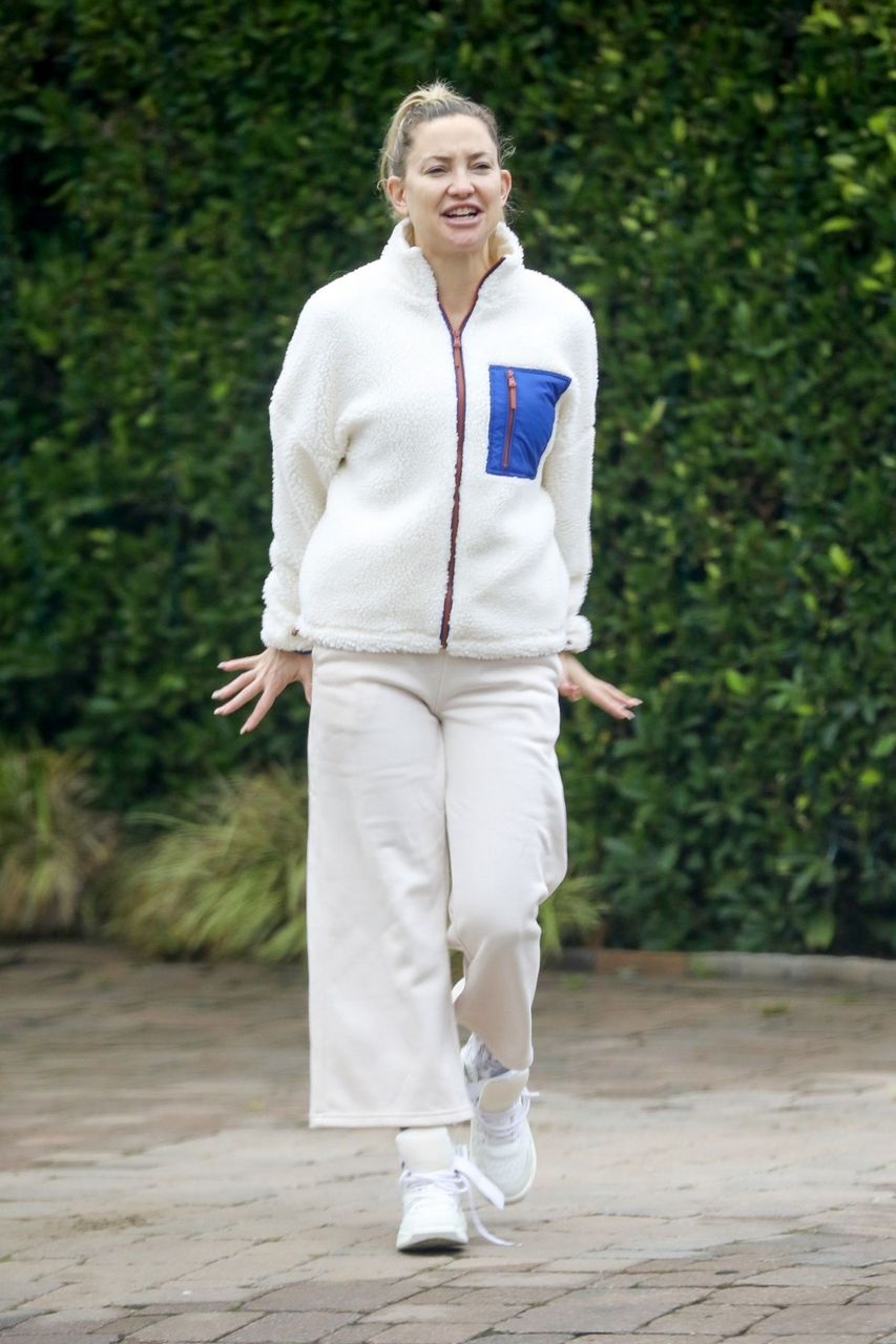 Kate Hudson Out For Morning Walk Los Angeles