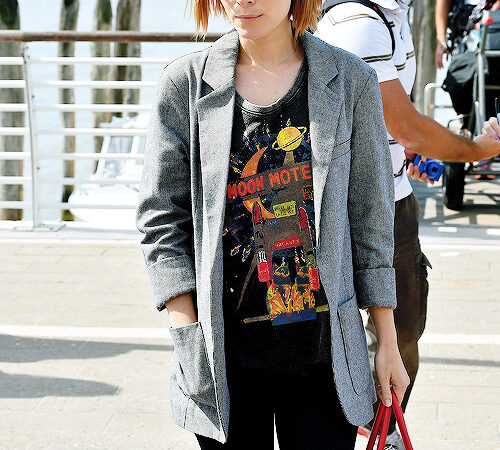 Kate Mara Arriving At Venice Airport During (1 photo)