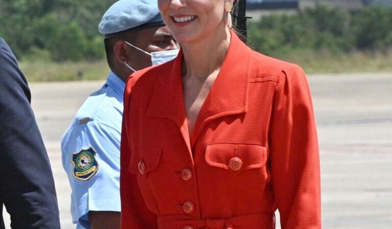 Kate Middleton Departs From Belize (7 photos)