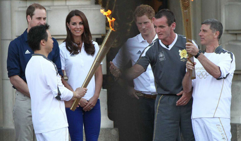 Kate Middleton Tight Blue Jeans Receiving Olympic Torch Buckingham Palace (18 photos)