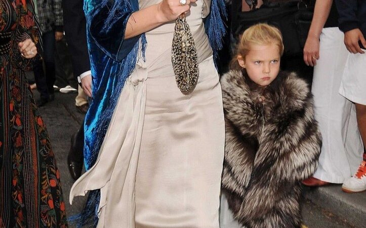 Kate Moss And Her Daughter (1 photo)