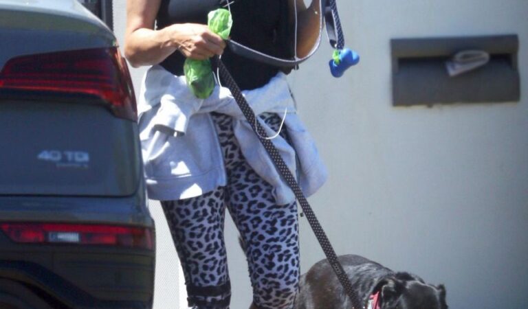 Kate Walsh Out With Her Dog Perth (10 photos)