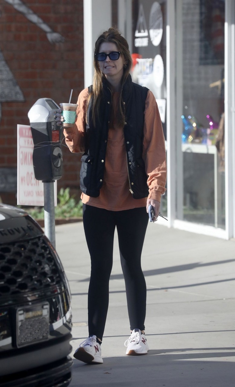 Katherine Schwarzenegger Out For Iced Coffee Alfred S Pacific Palisades