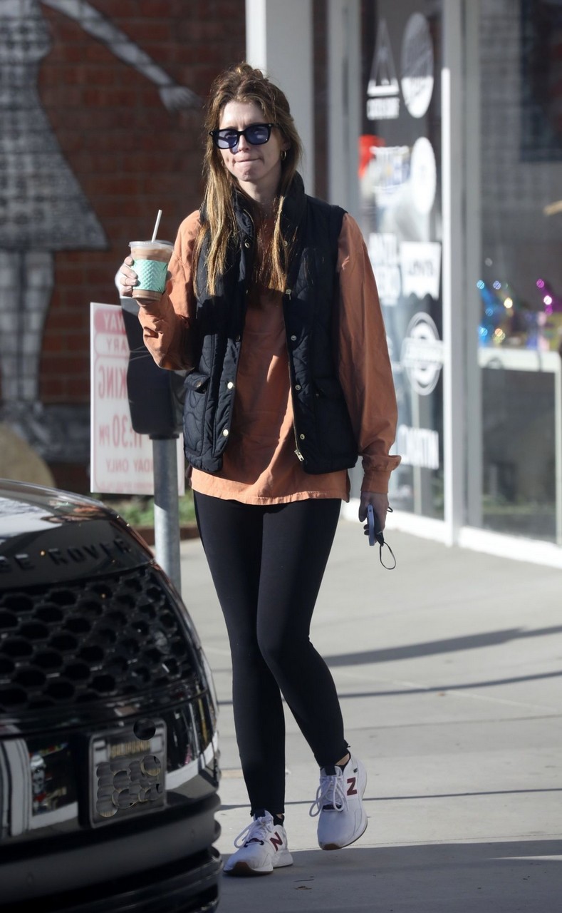 Katherine Schwarzenegger Out For Iced Coffee Alfred S Pacific Palisades
