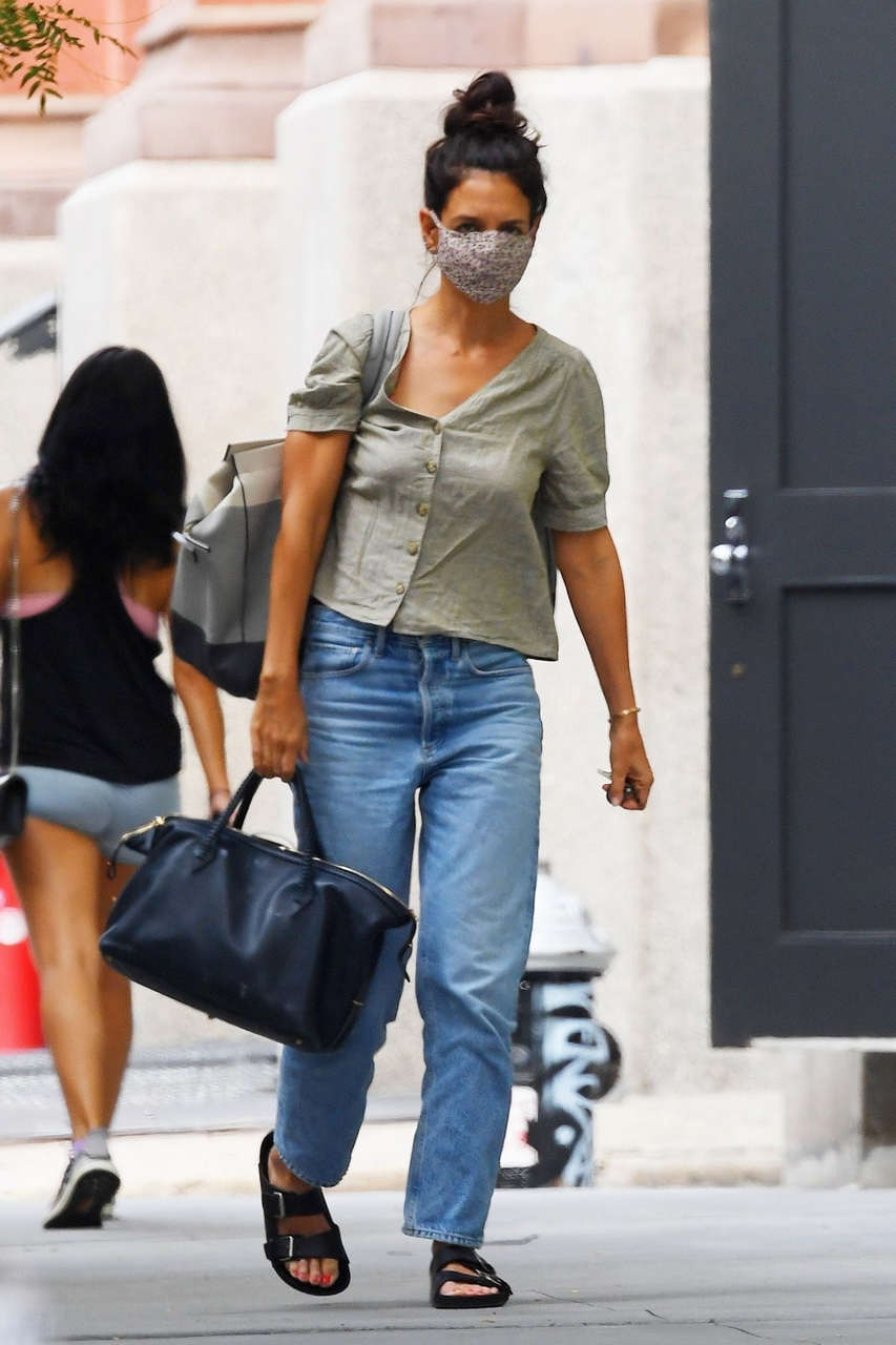 Katie Holmes Arrives Her Home New York