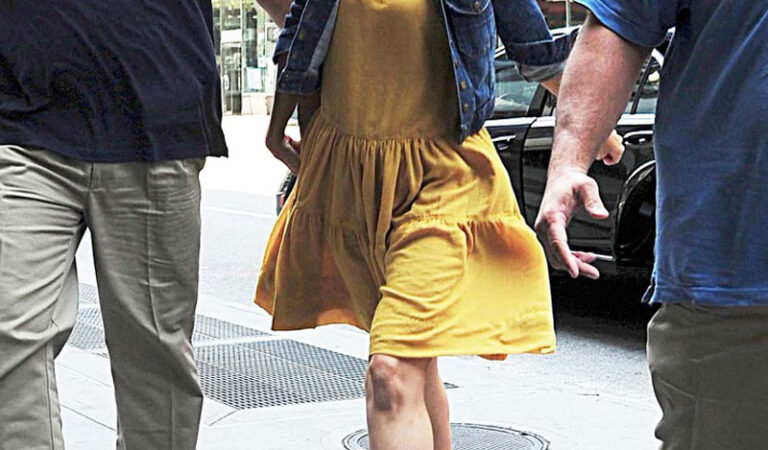 Katie Holmes Arrives Lawyers Office New York (5 photos)