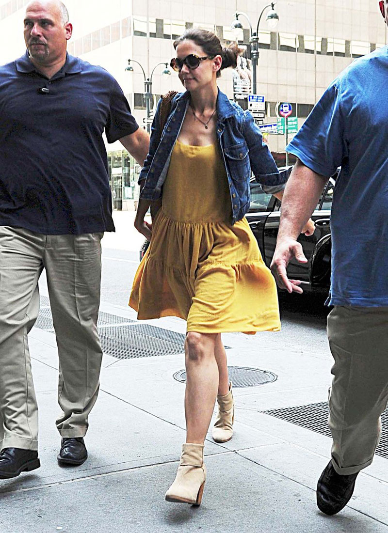 Katie Holmes Arrives Lawyers Office New York