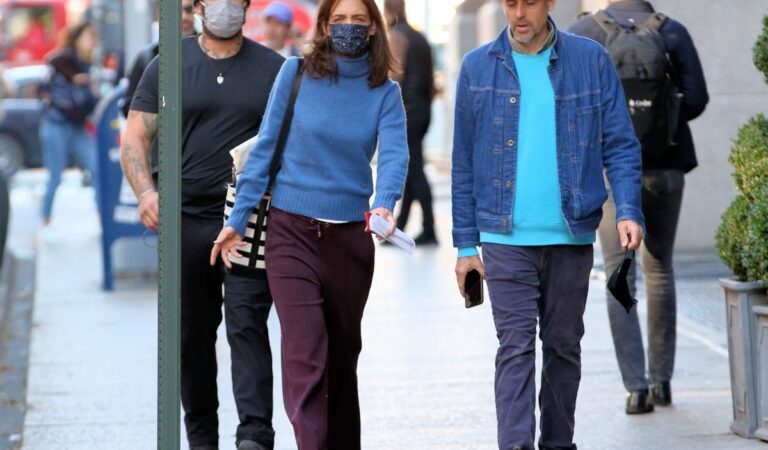 Katie Holmes Heading Her Trailer Set Rare Objects New York (5 photos)