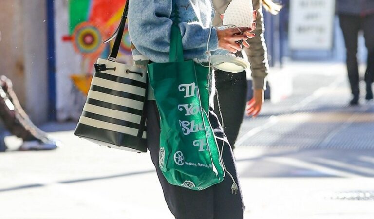 Katie Holmes Out Buying Lamp New York (4 photos)