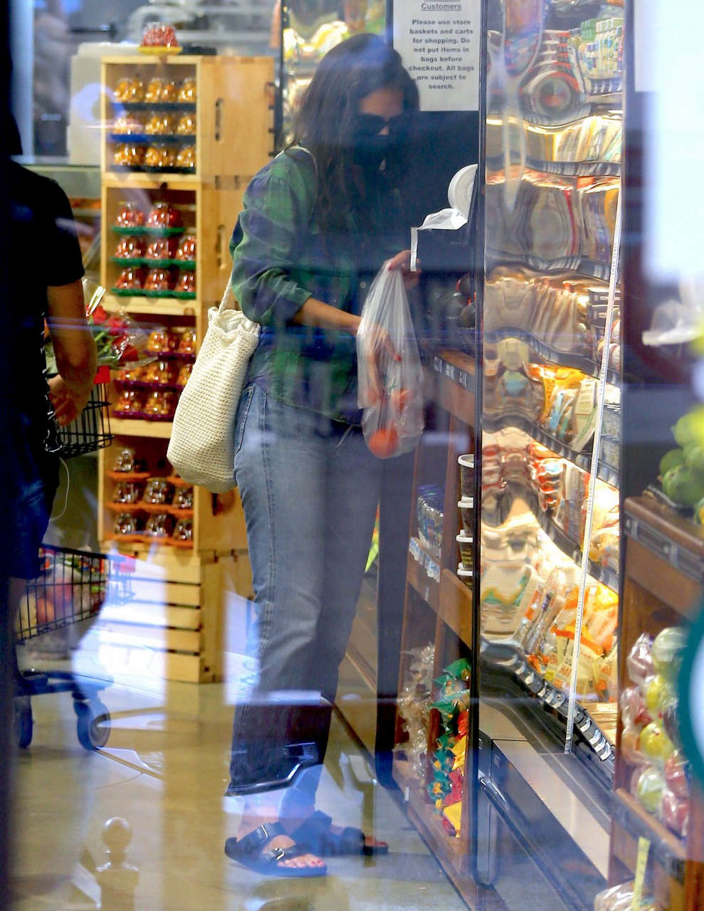 Katie Holmes Out Shopping For Groceries New York