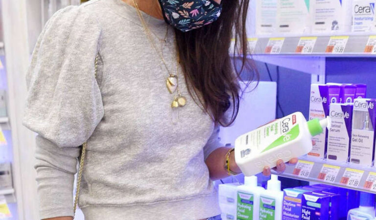 Katie Holmes Shopping For Face Lotion New York (6 photos)