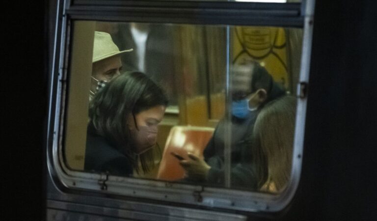 Katie Holmes Takes Subway Ride New York (6 photos)