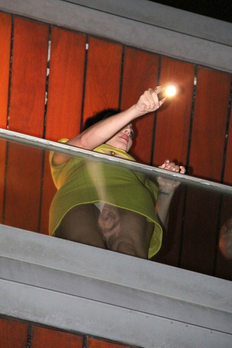 Katy Perry Balcony Her Hotel Rio De Janeiro