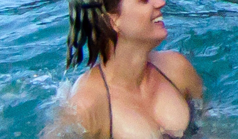 Katy Perry Bikini Enjoys Sunny Day Hawaii (9 photos)