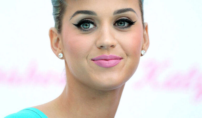 Katy Perry Eyelashes By Eylure Event Glendale (13 photos)
