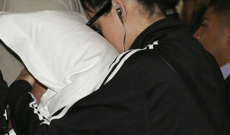 Katy Perry Hiding Face Pillow Lax Airport (21 photos)