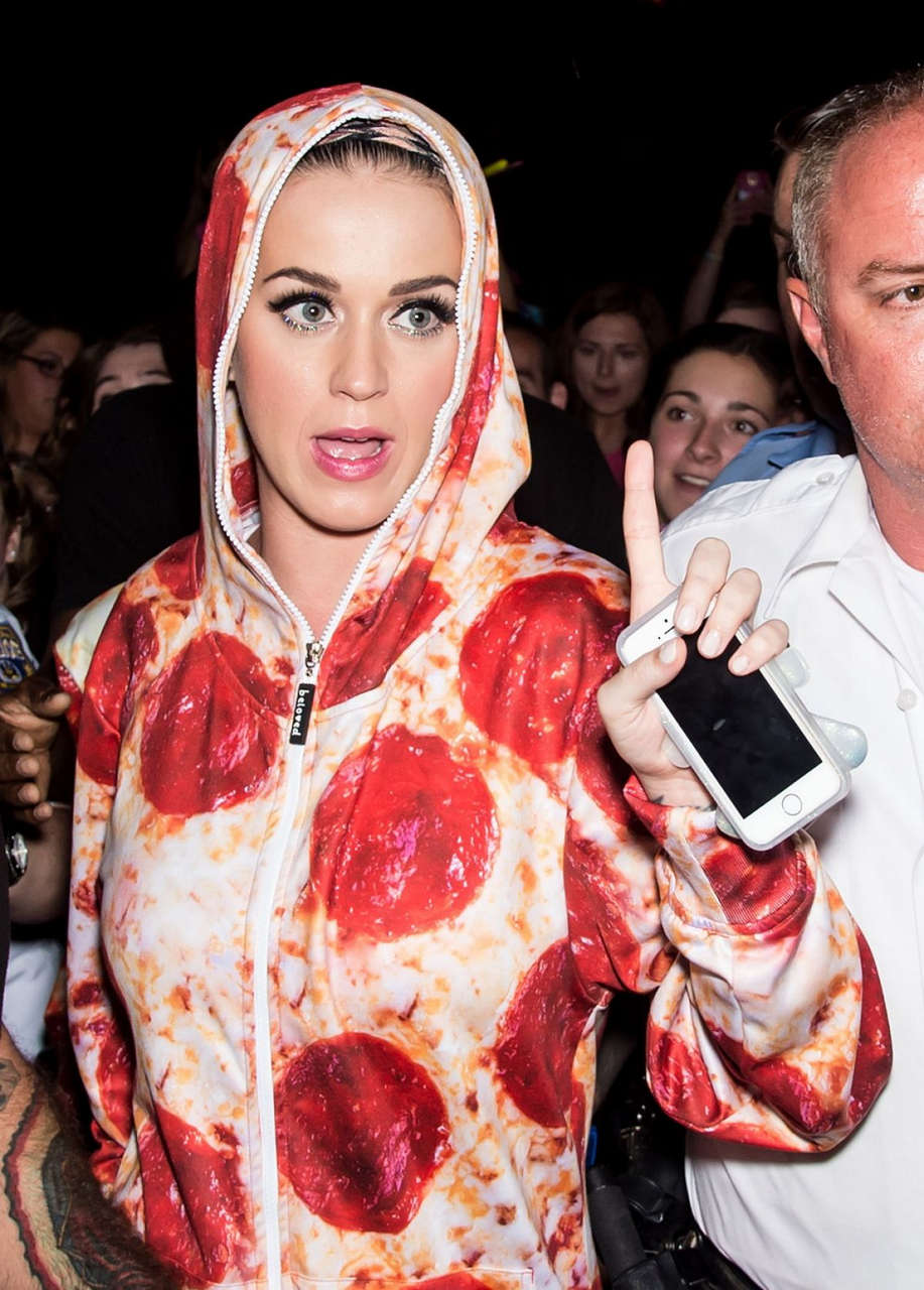Katy Perry Pepperoni Pizza Outfit Philidelphia Museum Art
