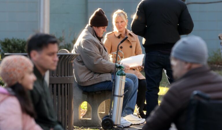 Kelli Giddish On Set Of Law And Arder Special Victims Unit New York (6 photos)