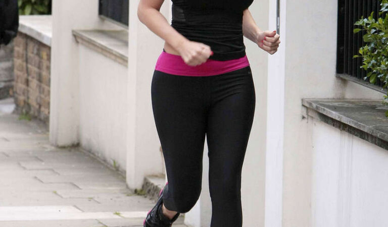 Kelly Brook Out For Jogging Lycra (9 photos)