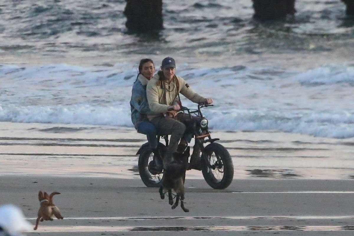 Kelly Gale And Joel Kinnaman On Beach Venice